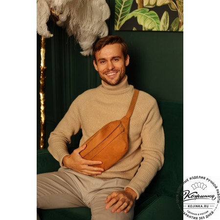 Кожаная сумка на пояс "Камиль" (фактура коричневый)